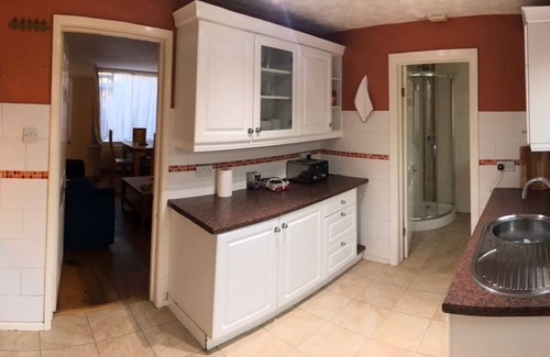 Fareham House | Lovely 3 Bedroom holiday home with free parking