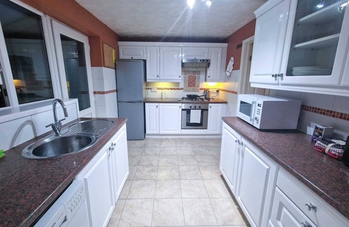 Fareham House | Lovely 3 Bedroom holiday home with free parking