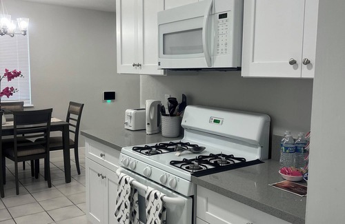 Paradise House | Lovely 3-bedroom hotel in brilliant Las Vegas with AC, WiFi, 2 full bathrooms