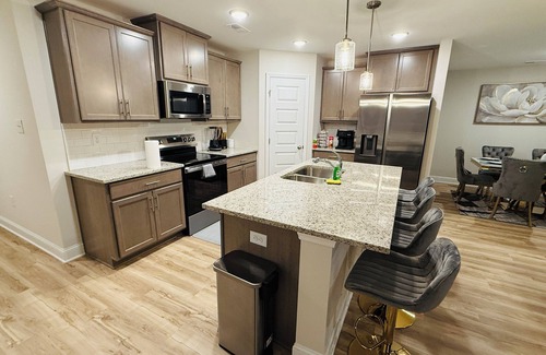 Decatur House | Lovely 3-bedroom house in Decatur with WiFi and AC