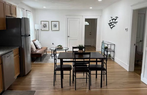 Quincy House | Lovely 3-bedroom house with AC & laundry Quincy 3mins away from Wollaston Beach