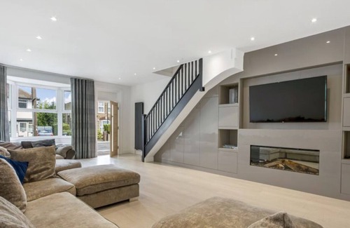 Southgate House | Lovely 3 bedroom newly refurbished property with a garden and parking