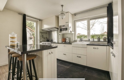 Elsrijk House | Lovely 3 bedroom Townhouse w/big garden & parking 15 min from Amsterdam