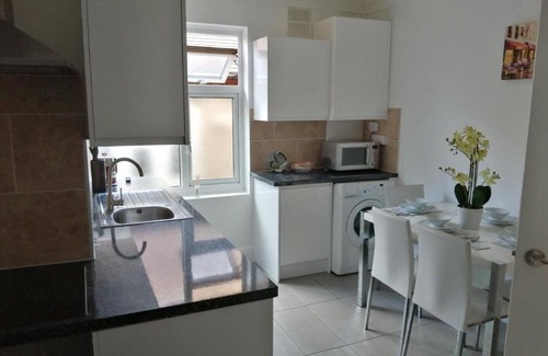 Havering Apartment | Lovely 3 Bedrooms Flat Near Romford Station With Free Parking