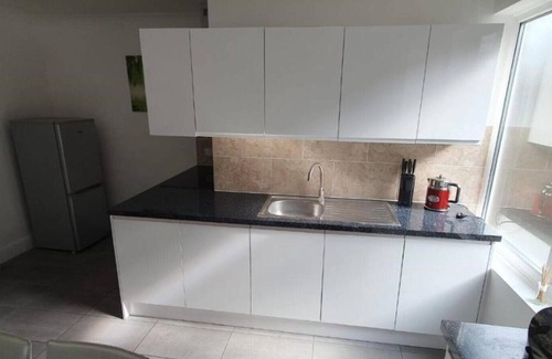 Havering Apartment | Lovely 3 Bedrooms Flat Near Romford Station With Free Parking