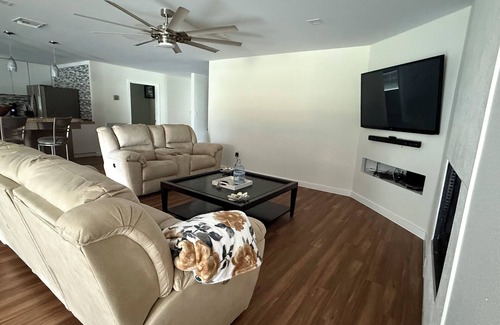 Eustis House | Lovely 3-Master bedroom house in Eustis with plenty of parking and a pizza oven.