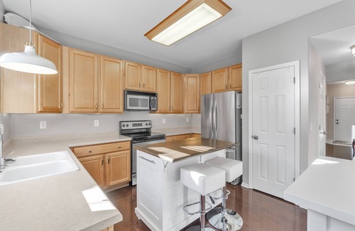 Parker House | Lovely 30-Day Boutique 3 Bedroom 3 Bath Furnished Rental
