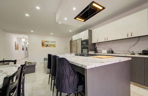 Tal-Ibrag Apartment | Lovely 3BR home with Private Terrace in Swieqi