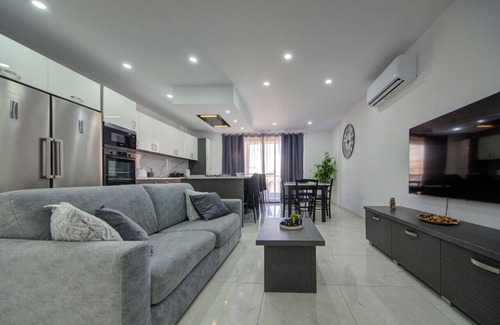 Tal-Ibrag Apartment | Lovely 3BR home with Private Terrace in Swieqi
