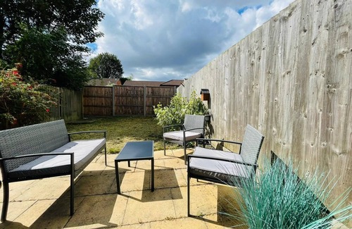 Luton House | Lovely 4-Bed House in Luton