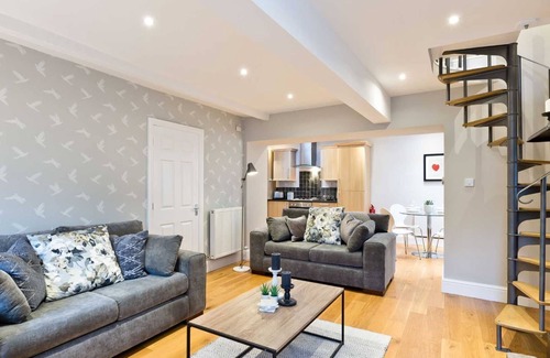 Great Longstone House | Lovely 4 bedroom Lodge located on the Monsal Trail, close to Bakewell & Chatsworth.
