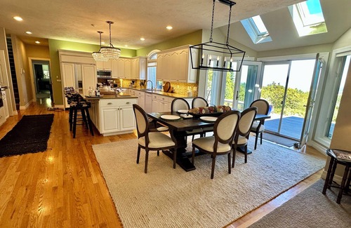 Corvallis House | Lovely 4 bedroom, 3 bath home with hot tub and stunning views of the Cascade Mt.