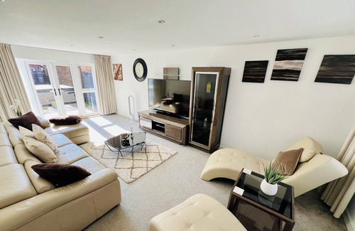 Horley House | Lovely 4 bedroom home with a study