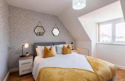 Kirk Sandall House | Lovely 4 Bedroom Home w Parking Near Doncaster