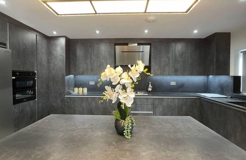 Slough House | Lovely 4 bedroom House-Sleeps 8 - Free Parking