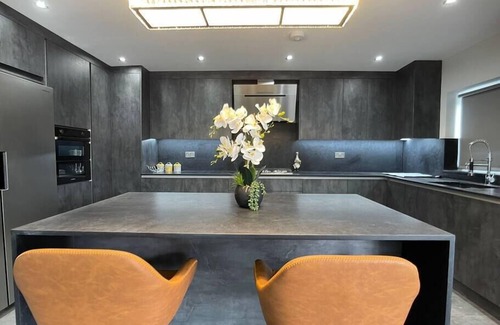 Slough House | Lovely 4 bedroom House-Sleeps 8 - Free Parking