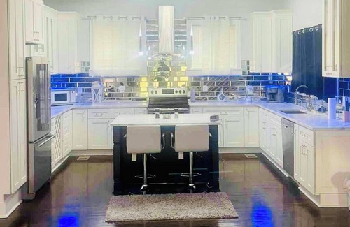 Candler-McAfee House | Lovely 4-bedroom house with Pool in Decatur