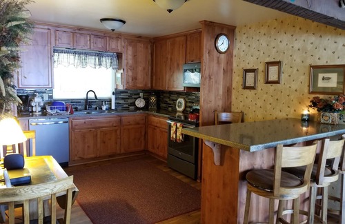 Auburn Cottage | Lovely 4 Bedroom Lakefront, Steps from Scenic Gold Country Lake, Open All Year!