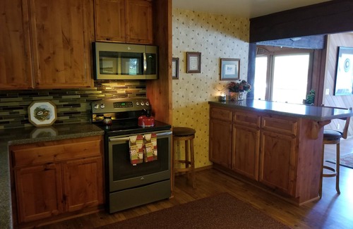 Auburn Cottage | Lovely 4 Bedroom Lakefront, Steps from Scenic Gold Country Lake, Open All Year!