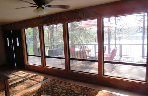 Auburn Cottage | Lovely 4 Bedroom Lakefront, Steps from Scenic Gold Country Lake, Open All Year!