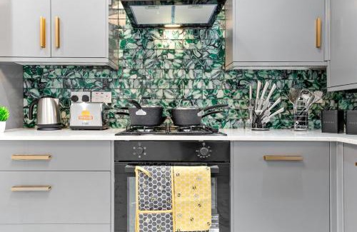 Grove Green House | Lovely 4-BR Home In Leyton - Sleeps 14, Near Tube