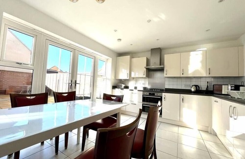 Bicester House | Lovely 4 doubled bedroomed townhouse in Bicester