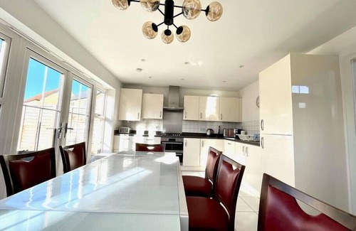 Bicester House | Lovely 4 doubled bedroomed townhouse in Bicester