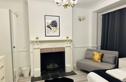 West Thornton House | Lovely 4Bed House *2 bathroom *Garden*free parking