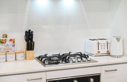 Austral House | Lovely 4BR Austral Retreat Close to Station For 10 Guests