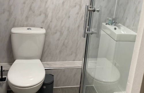 Basildon House | Lovely 5 Bedroom home with free parking and Wi-Fi