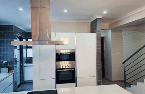 Greendale Apartment | Lovely 5 star, 6 sleeper, Luxury unit Sitari