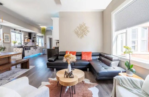 Uptown Apartment | -Lovely 5BD/3BR/3Parking on premises/Sleeps 14 guests/Andersonville