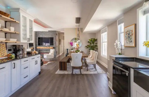 Uptown Apartment | -Lovely 5BD/3BR/3Parking on premises/Sleeps 14 guests/Andersonville