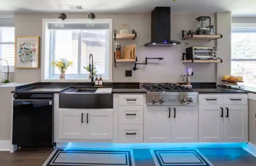 Uptown Apartment | -Lovely 5BD/3BR/3Parking on premises/Sleeps 14 guests/Andersonville