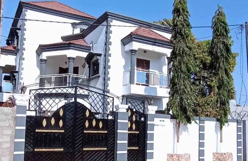 Kololi Villa | Lovely 6-bedroom vacation homenn