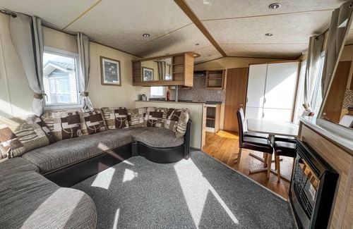 Winestead House | Lovely 6 berth caravan with free WiFi at Sand Le Mere, Yorkshire ref 71011C