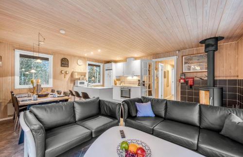 Lodbjerg Hede House | Lovely 6-Person Cottage With Outdoor Sauna - 1007