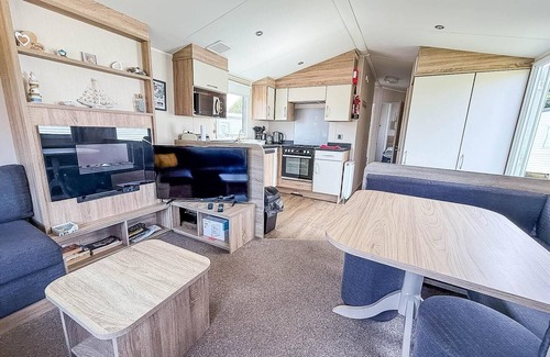 Hopton House | Lovely 8 berth caravan at Broadland Sands Holiday Park in Suffolk ref 20016BS