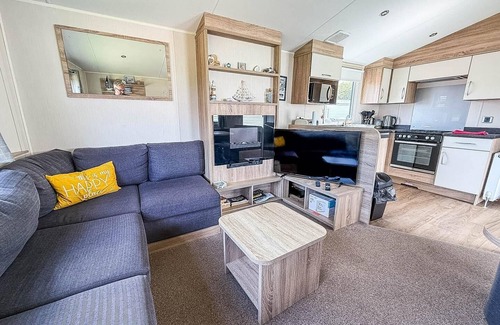 Hopton House | Lovely 8 berth caravan at Broadland Sands Holiday Park in Suffolk ref 20016BS