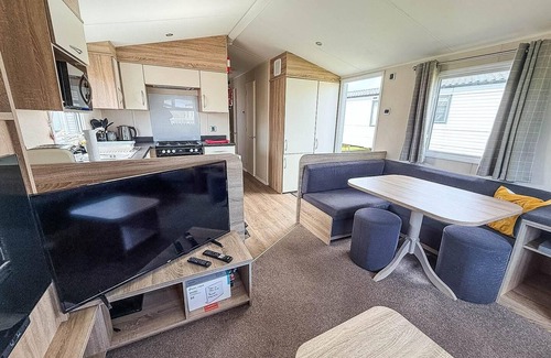 Hopton House | Lovely 8 berth caravan at Broadland Sands Holiday Park in Suffolk ref 20016BS