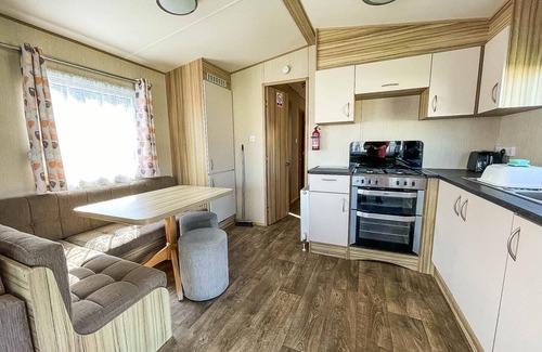 Hopton House | Lovely 8 berth caravan at Broadland Sands near Great Yarmouth ref 20161BS