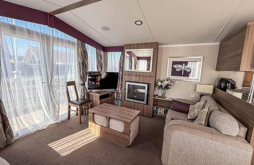 Caister-on-Sea House | Lovely 8 berth caravan with large decking area in Caister, Norfolk ref 65055EB