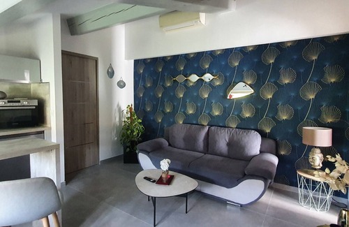 Le Lavandou Apartment | LOVELY AIR-CONDITIONED APARTMENT 900M FROM THE BEACH AND SHOPS