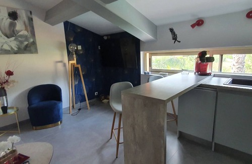 Le Lavandou Apartment | LOVELY AIR-CONDITIONED APARTMENT 900M FROM THE BEACH AND SHOPS