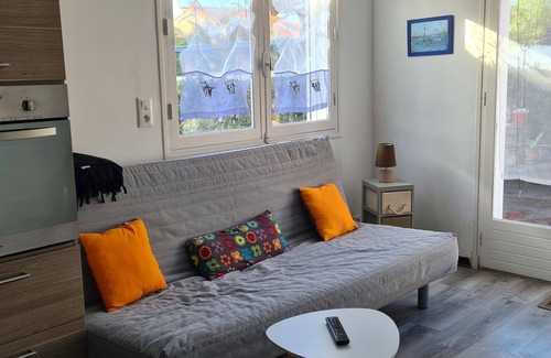 La Jetee Villa | Lovely air-conditioned 2-bedroom apartment, 1 parking space, 3 min from beach/restaurants.
