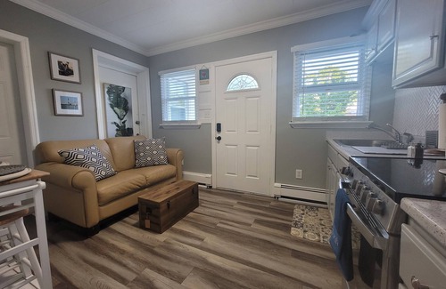Baywood Apartment | Lovely and Cozy 1 Bedroom Apartment in Bay Shore