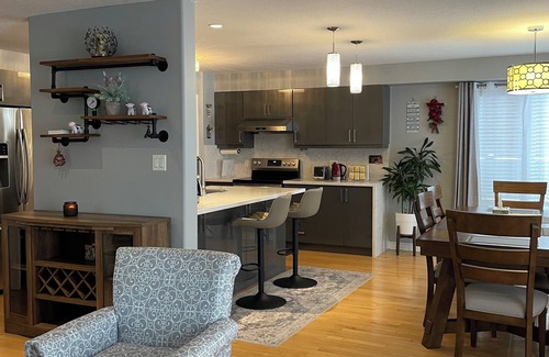 London House | Lovely and cozy home | 3 Bdr | 8 persons | 2.5 baths | 2 free driveway parkings
