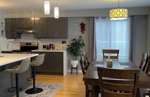 London House | Lovely and cozy home | 3 Bdr | 8 persons | 2.5 baths | 2 free driveway parkings