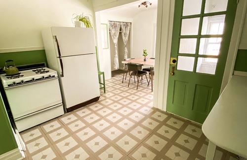 Norwood Park East Apartment | lovely and cozy vintage two bedroom, 🐾friendly apartment