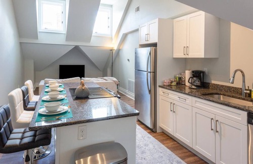 Midtown Apartment | Lovely and Spacious Apartment in Heart of Midtown